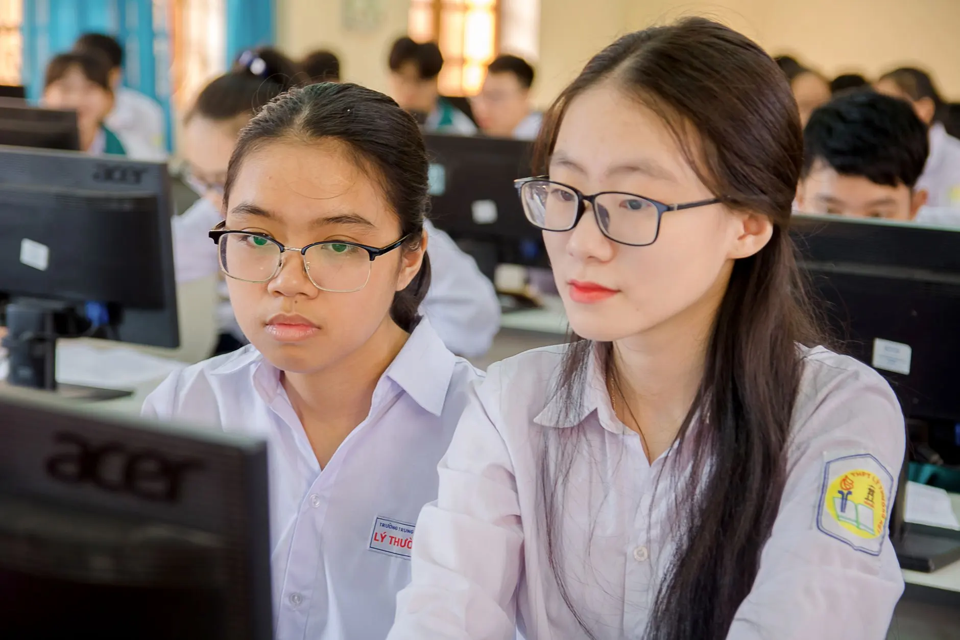 电子元器件与集成电路选型对比：工业控制板应用性能分析